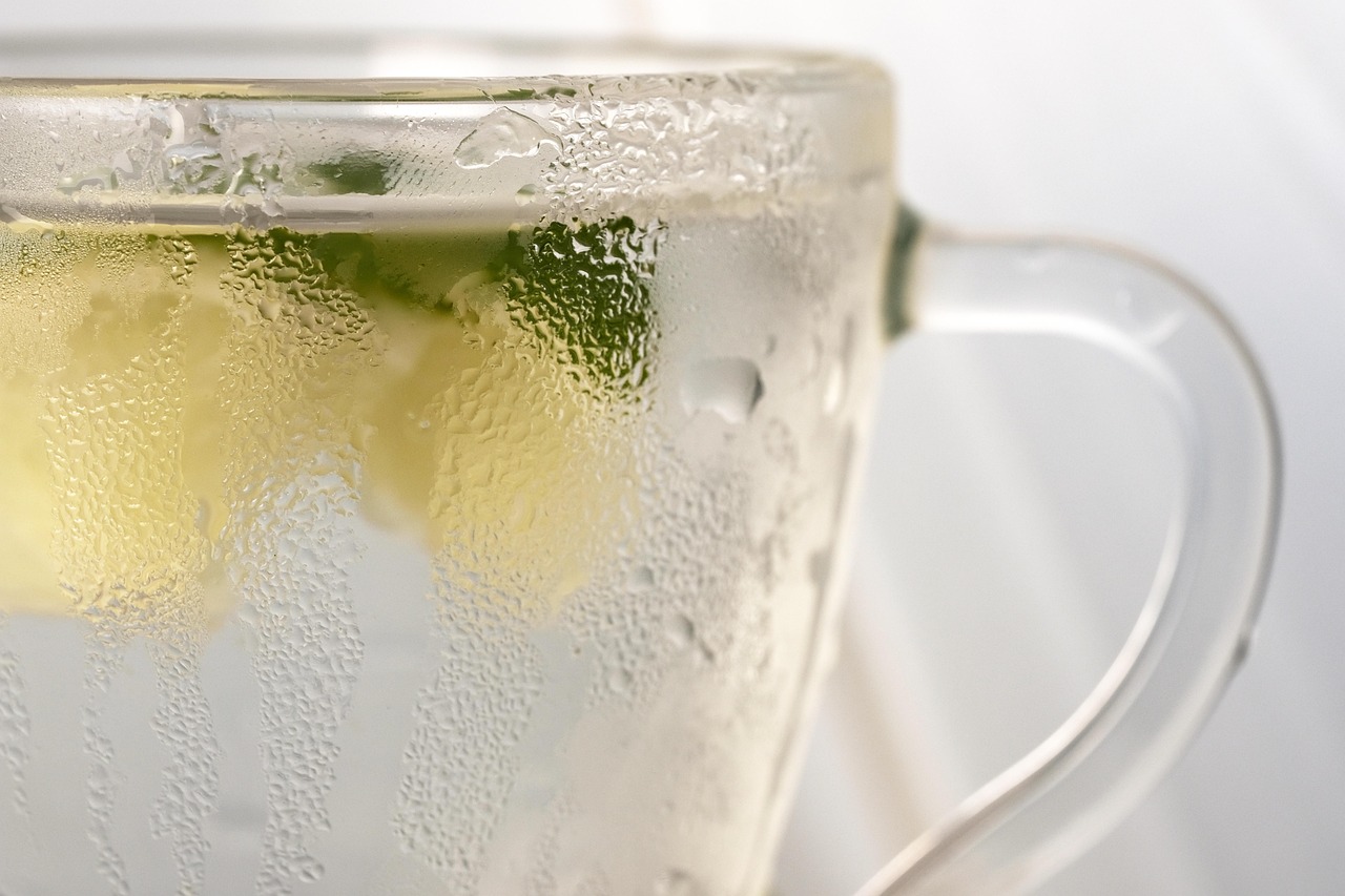 Drink: Soda de pêssego e hibisco