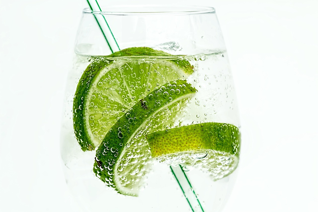 Drink: Gin com tônica, grapefruit e alecrim